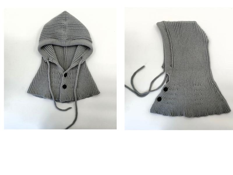 Cagoule capuche tricotée grise côtelée avec lacet de serrage et fermeture bouton noir
