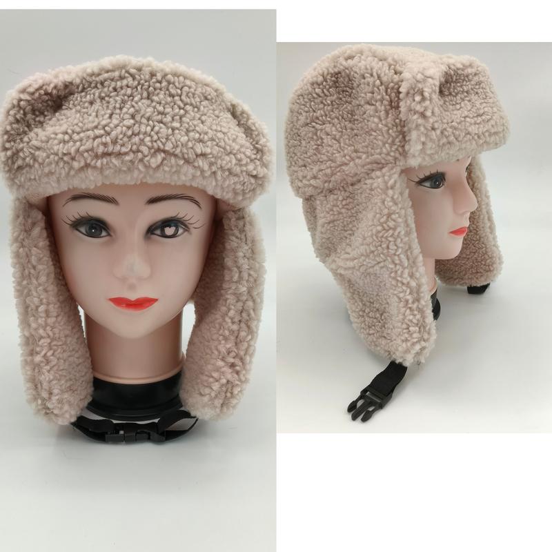 Bonnet trappeur ushanka sherpa crème avec rabats d'oreilles repliables et jugulaire réglable sur tête de mannequin