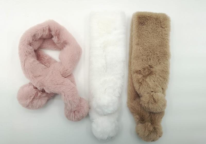 Trois écharpes glisse-doigt fourrure synthétique moelleuse à pompons en rose poudré