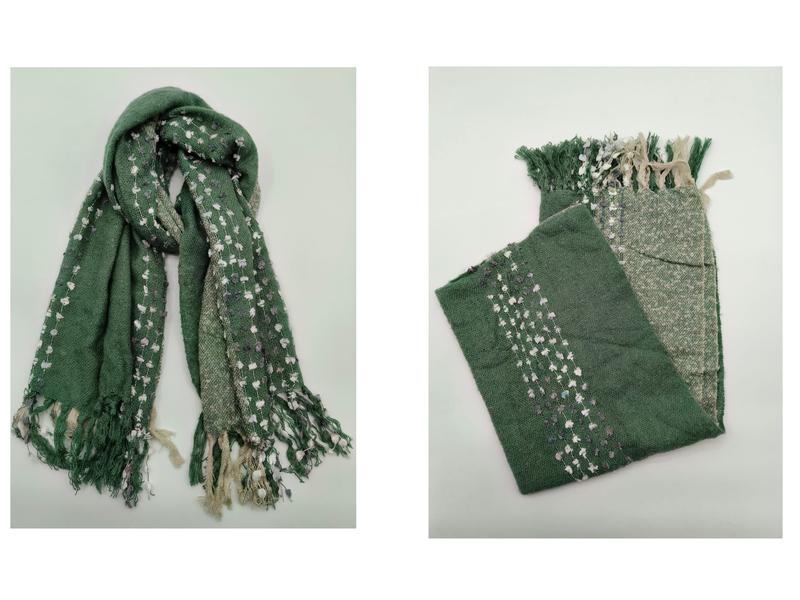 Écharpe tissée main verte avec broderies florales blanches et lavande