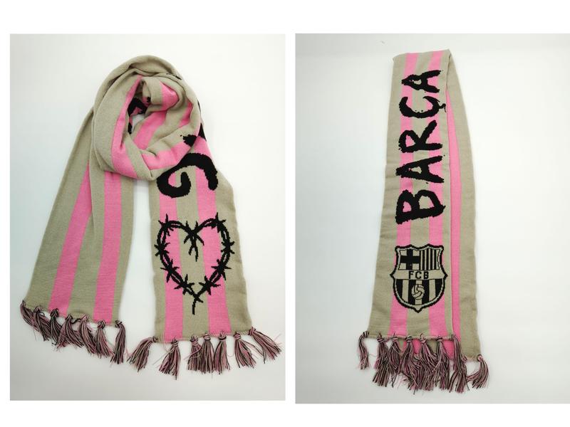 Écharpe fan tricotée rayures beige et rose avec blason FCB Barca