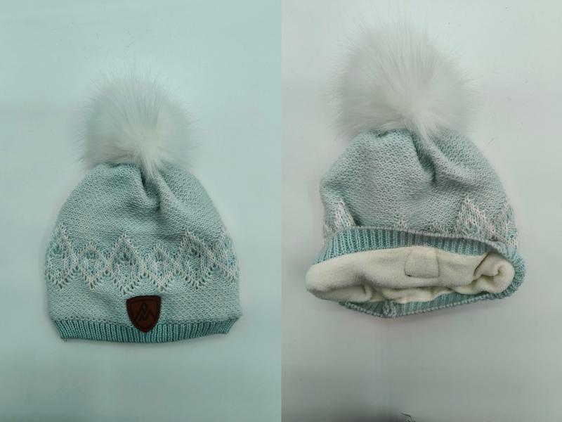 Bonnet hiver vert menthe avec pompon blanc en fausse fourrure
