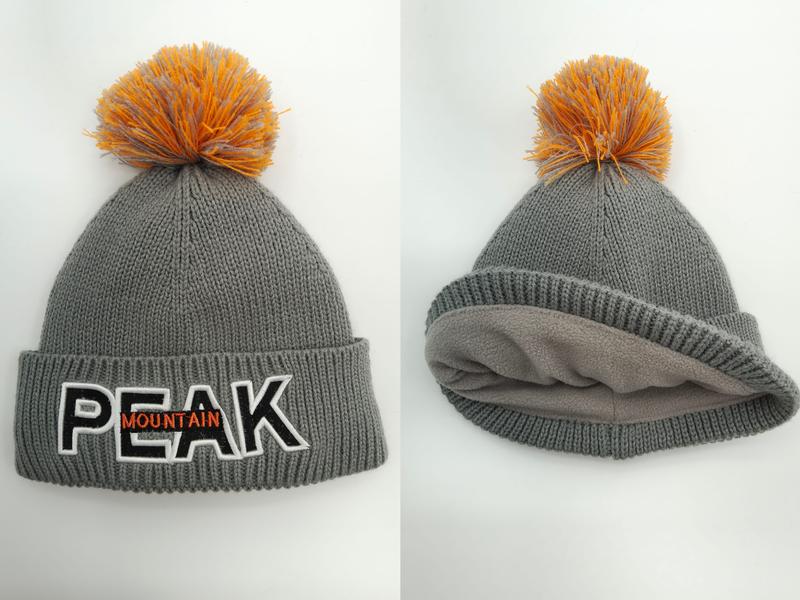 Bonnet hiver gris grosse maille avec pompon orange