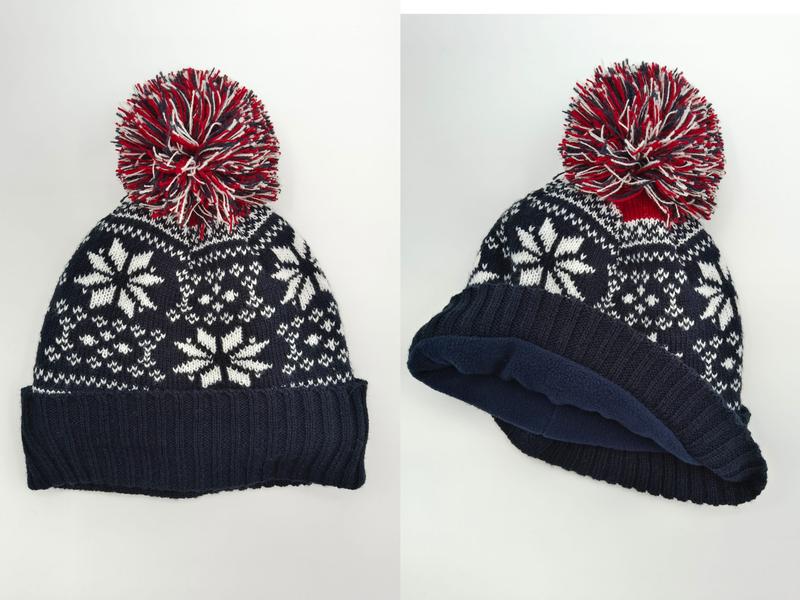 Bonnet tricoté bleu marine motif flocon Fair Isle avec pompon multicolore rouge et blanc