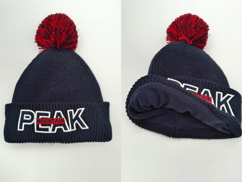 Bonnet tricoté côtelé bleu marine avec pompon rouge et logo PEAK MOUNTAIN brodé sur revers