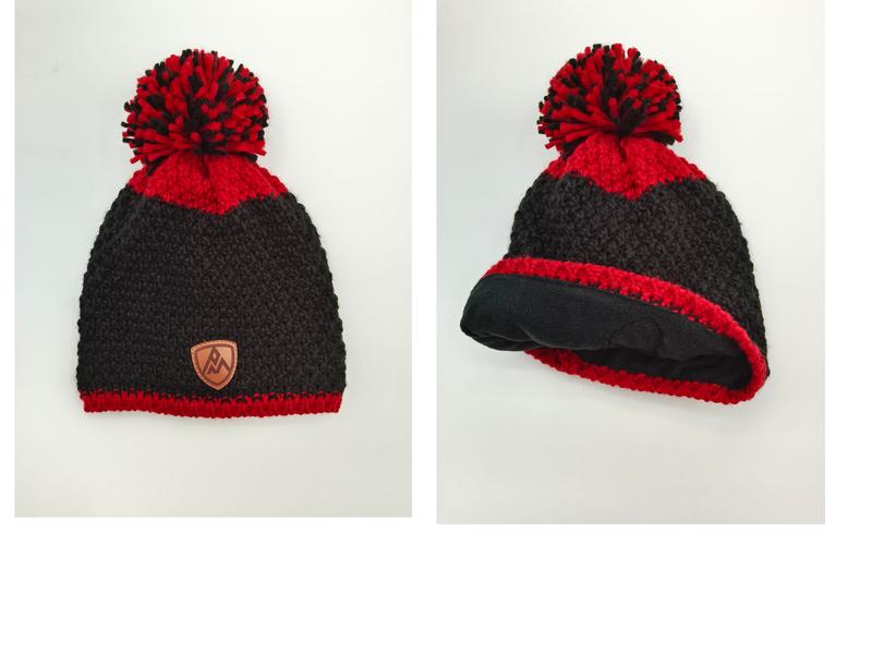Bonnet grosse maille noir et rouge avec pompon
