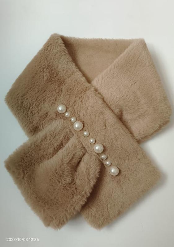 Écharpe col fausse fourrure camel beige avec rangée de boutons perles de tailles variées