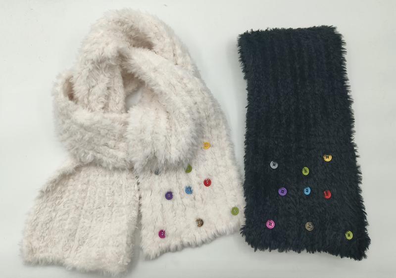 Deux écharpes tricot moelleuses avec boutons multicolores
