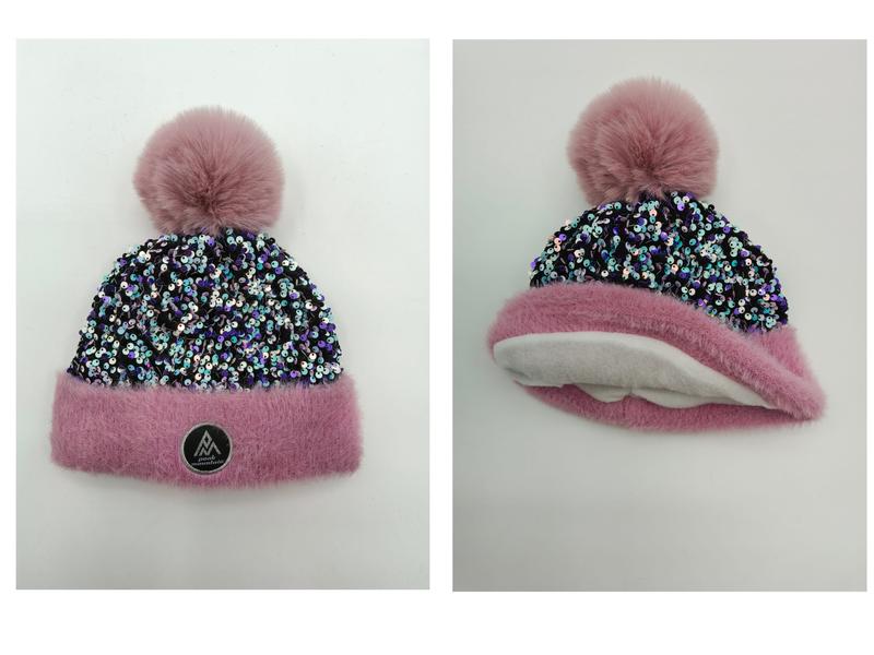 Bonnet rose à sequins multicolores avec pompon en fausse fourrure rose oversize