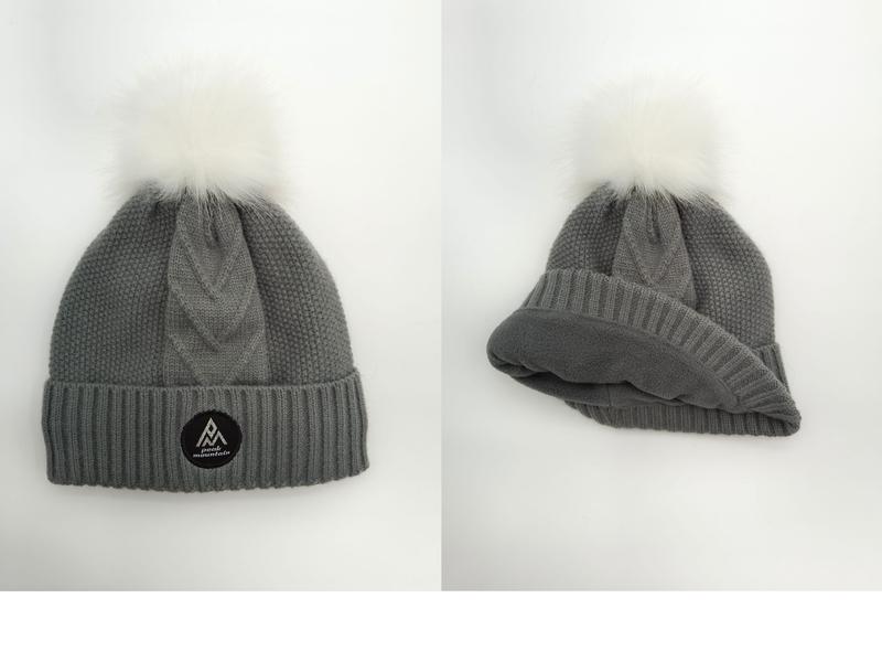 Bonnet gris tricot torsadé hiver avec pompon moelleux blanc