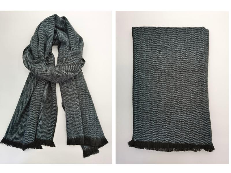 Étole tissée motif chevron bicolore bleu canard et gris avec franges noires