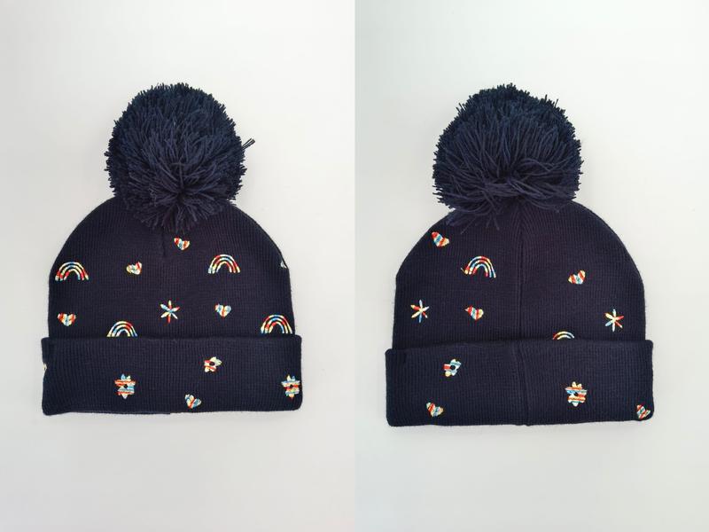 Bonnet maille bleu marine avec grand pompon et broderies colorées arcs-en-ciel cœurs étoiles fleurs