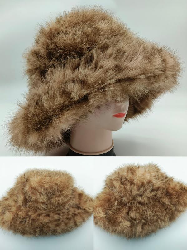Chapeau bucket à bord large en fausse fourrure camel marron sur mannequin