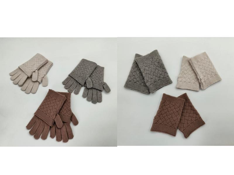 Paire de gants tricotés motif losange et mitaines poignet sans doigts en tons beige gris et marron sur fond blanc
