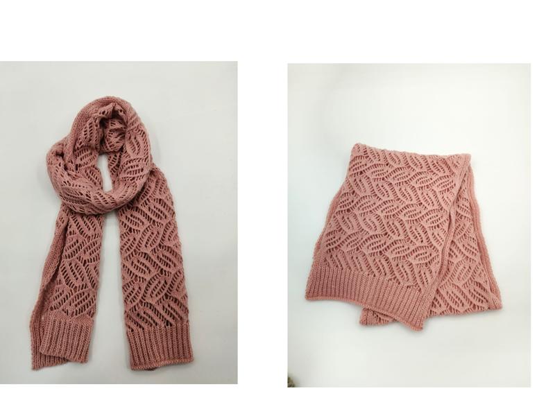 Écharpe rose poudré en tricot ajouré motif feuilles avec extrémités côtelées