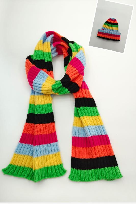 Set écharpe et bonnet côtelé rayures larges multicolores vert jaune orange rose bleu et noir