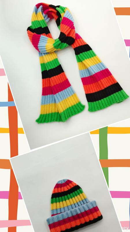 Ensemble écharpe et bonnet à côtes rayures multicolores vives vert jaune orange rose fuchsia noir et bleu ciel assortis