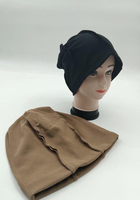 Bonnet slouchy noir pour hijab sur mannequin