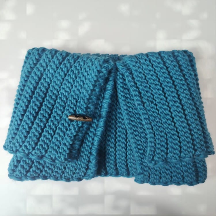 Snood col en grosse maille côtelée bleu sarcelle avec bouton en bois
