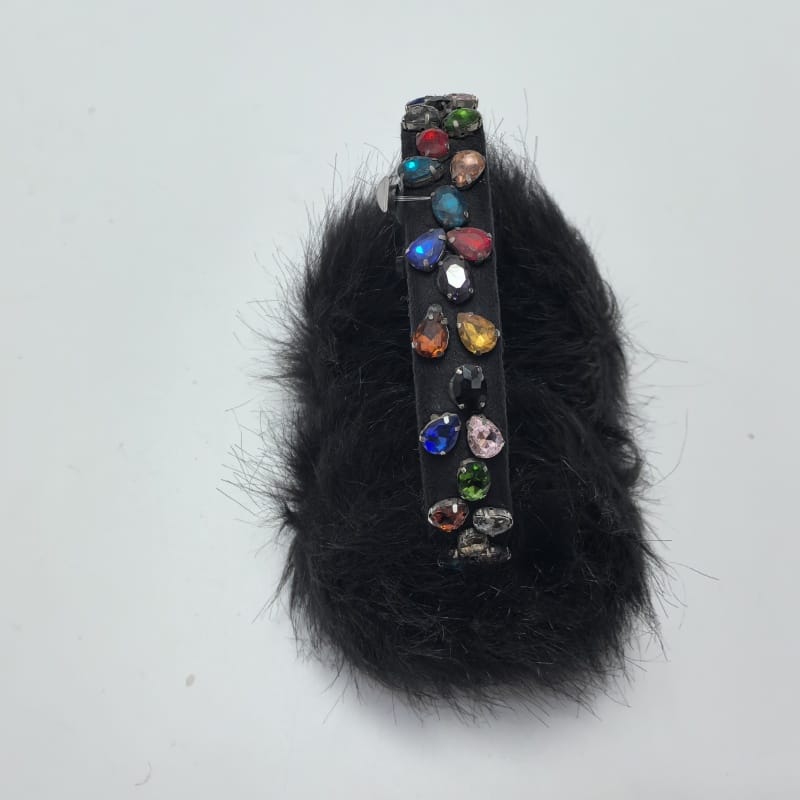 Cache-oreilles lapin peluche rose et rouge avec oreilles à motif floral et détail museau sur fond blanc