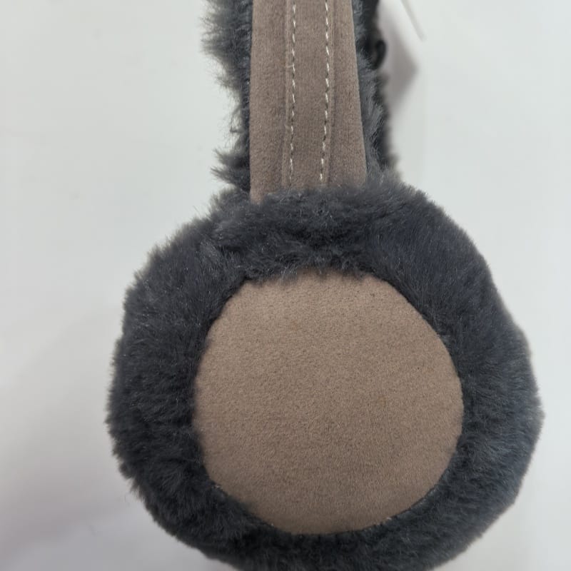 Cache-oreilles peluche bleu en forme de tête d'animal mignon avec antennes pompons rouges et accents crème sur fond blanc