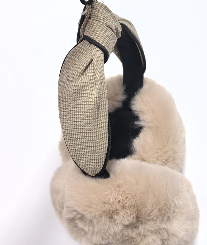 Cache-oreilles sherpa marron moelleux avec serre-tête arrondi sur fond blanc