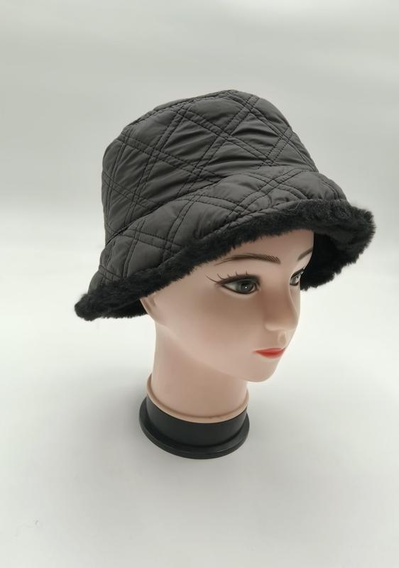 Bob matelassé gris anthracite avec bordure en fausse fourrure noire sur mannequin féminin