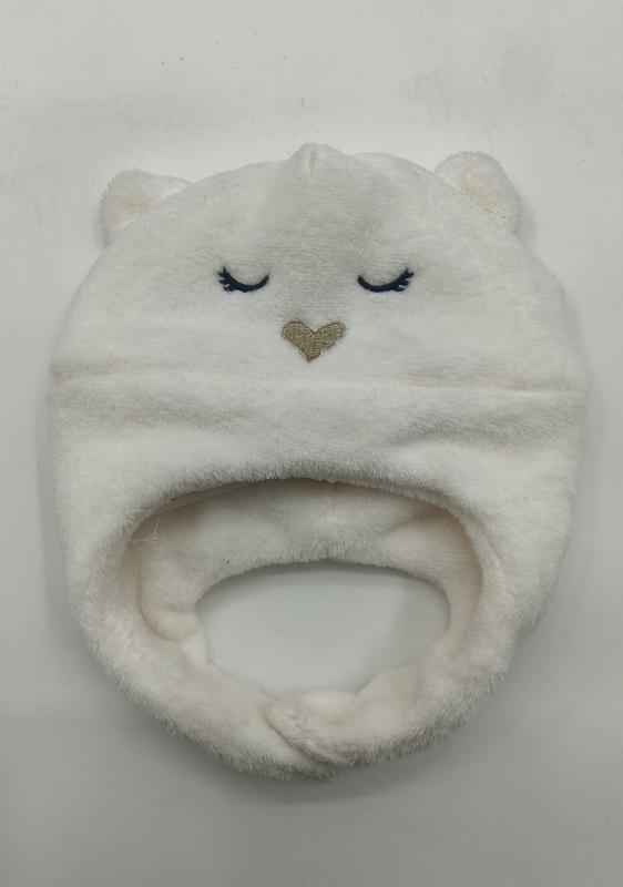 Bonnet bébé blanc en polaire douce en forme d'ours avec yeux fermés brodés