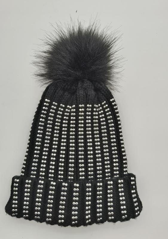 Bonnet tricoté noir côtelé recouvert de clous cristal argentés avec gros pompon en fausse fourrure noire au sommet