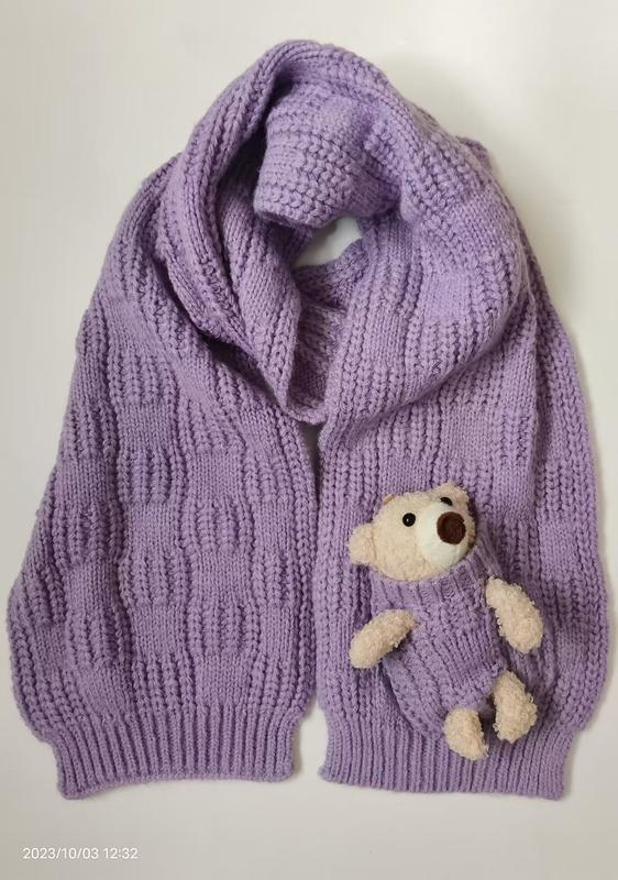 Cardigan grosse maille violet lavande oversize avec large col châle et petit nounours dépassant de la poche avant