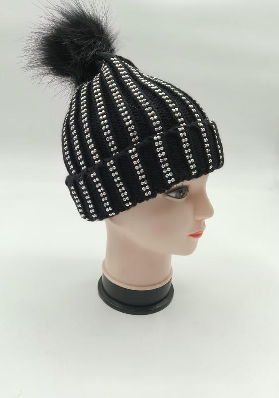 Bonnet tricoté noir côtelé avec bandes de strass argentés et pompon fausse fourrure noire sur tête mannequin