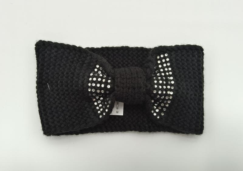 Bandeau d'hiver en grosse maille noire avec nœud décoratif orné de strass cristal