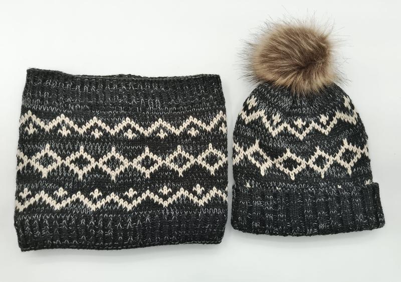 Ensemble bonnet jacquard gris anthracite et crème avec pompon fausse fourrure et snood assorti