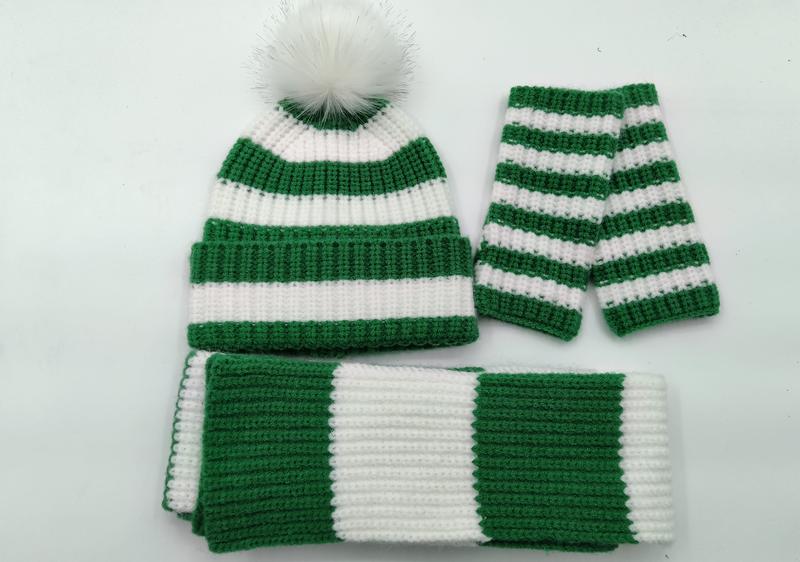 Ensemble tricoté rayé vert et blanc avec bonnet pompon