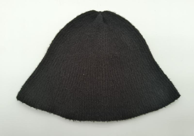 Bonnet tricoté anthracite foncé côtelé en laine