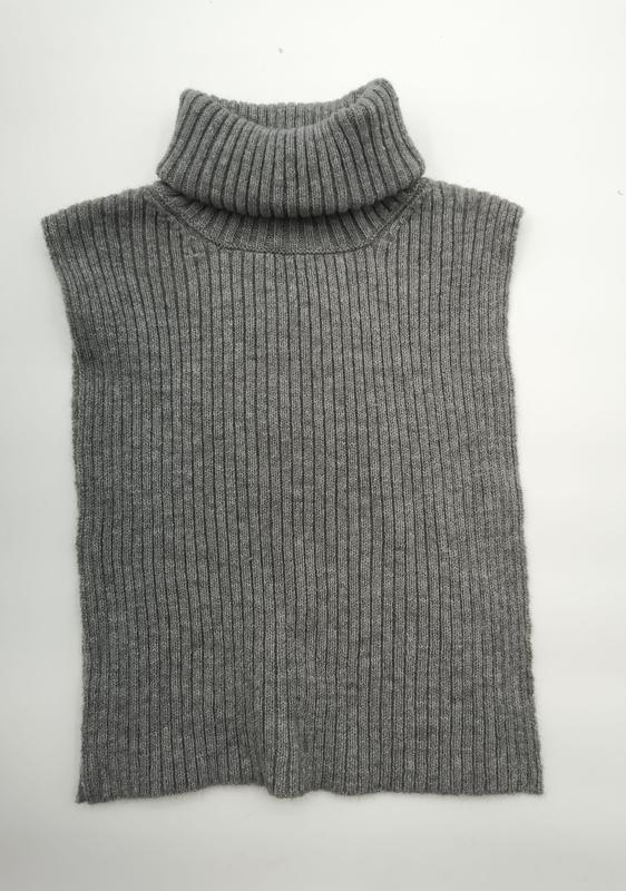 Gilet sans manches gris côtelé avec col roulé
