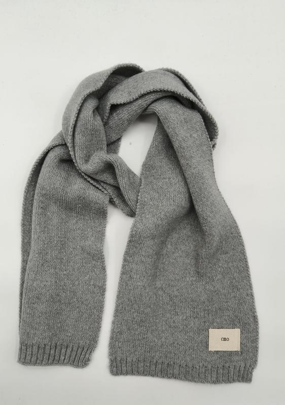 Écharpe tricotée gris chiné avec bordures côtelées et étiquette tissée