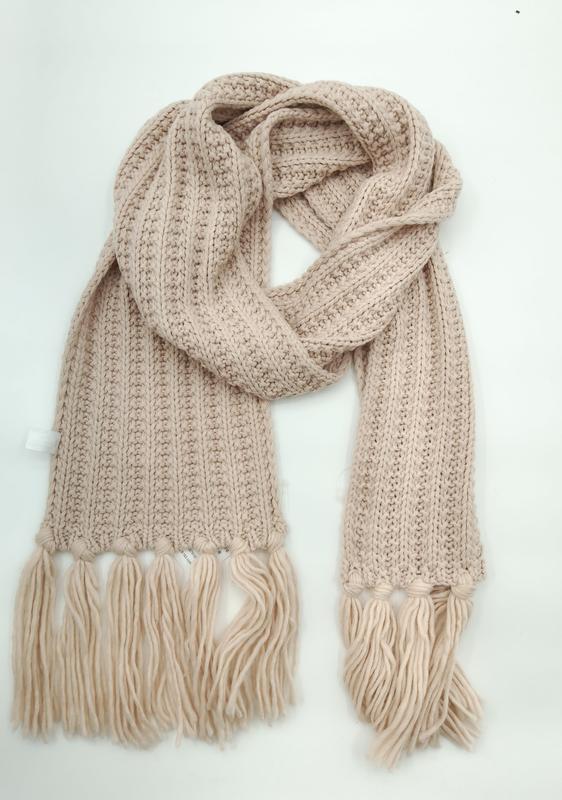 Écharpe oversize rose beige en grosse maille côtelée avec longues franges