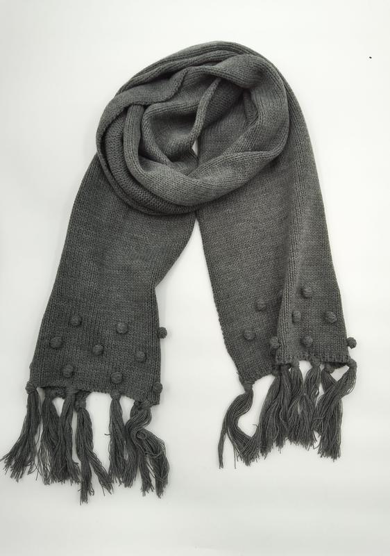 Écharpe gris chiné en grosse maille avec textures bouclettes en relief et longues franges nouées