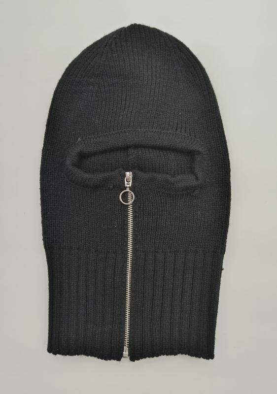 Cagoule noire en maille côtelée avec zip argenté sur la zone visage