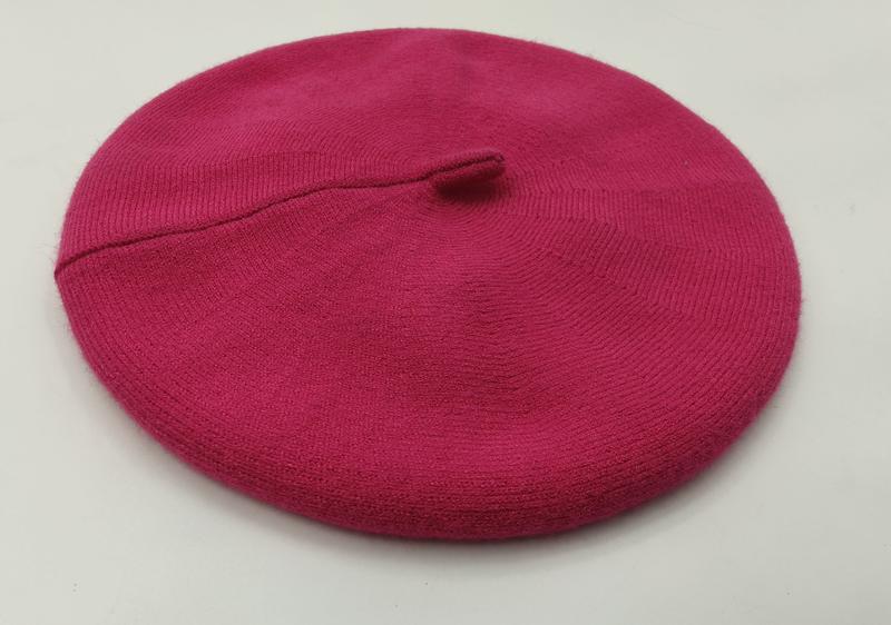 Béret rose fuchsia en maille fine avec bord côtelé et tige centrale