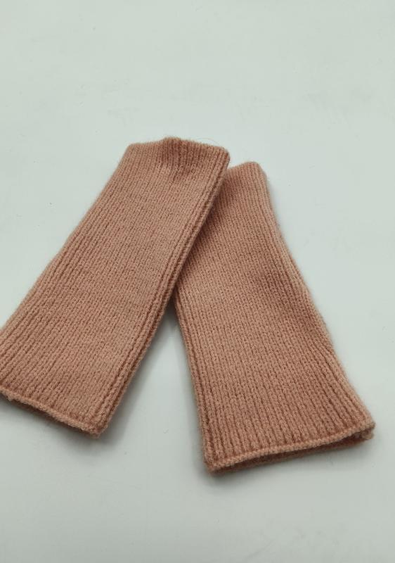 Paire de mitaines rose poudré en maille côtelée