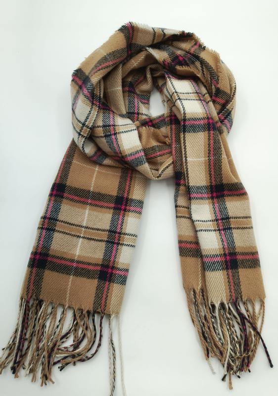 Écharpe plaid camel avec carreaux rose et noir et franges torsadées