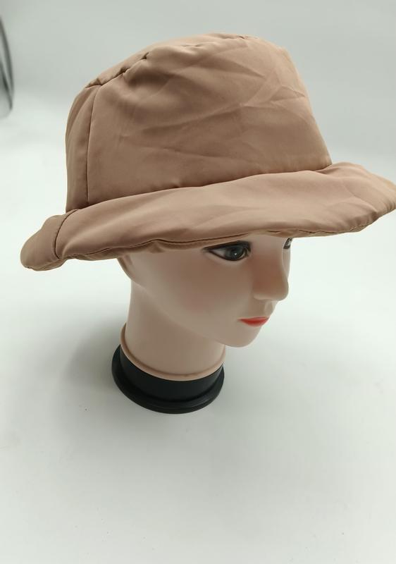 Bob matelassé beige en nylon rembourré sur tête de mannequin
