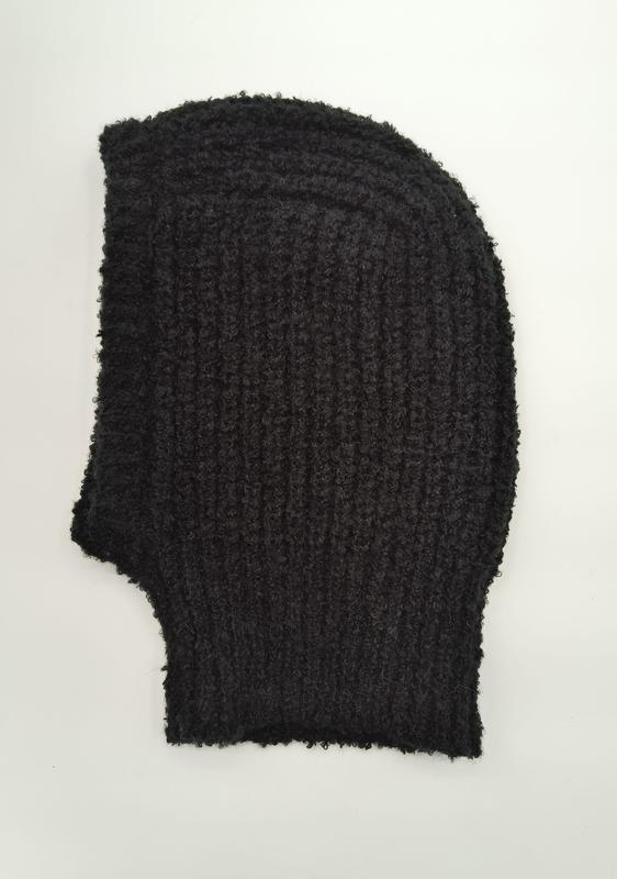 Cagoule noire en maille bouclée côtelée posée à plat