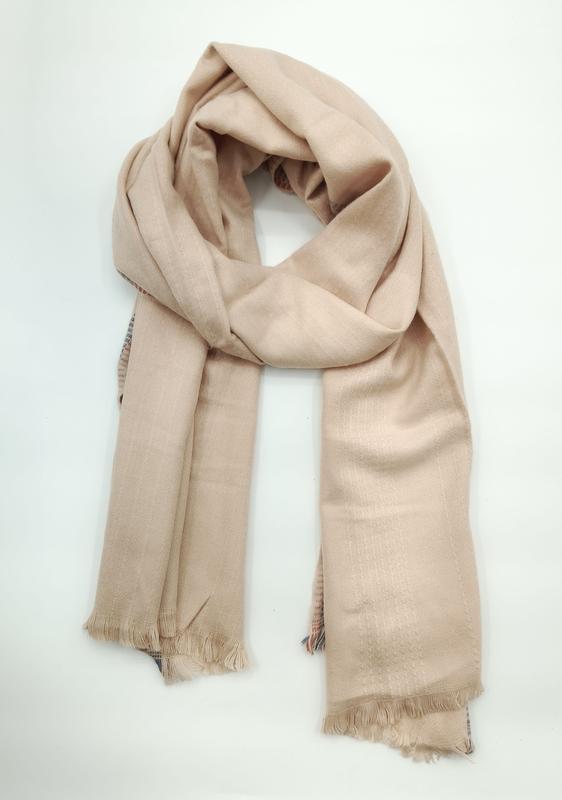 Écharpe fine beige camel en tissu souple noué avec franges délicates