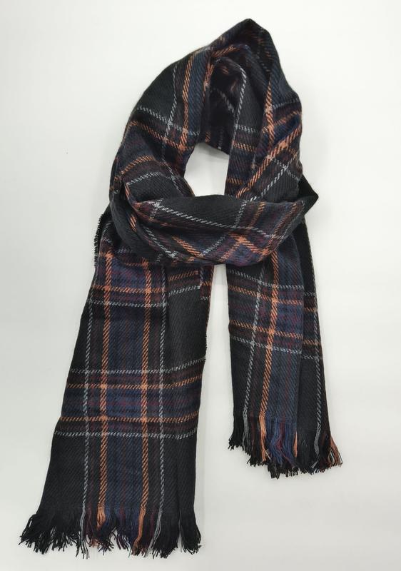 Écharpe écossaise noire à carreaux orange bleu et gris avec franges