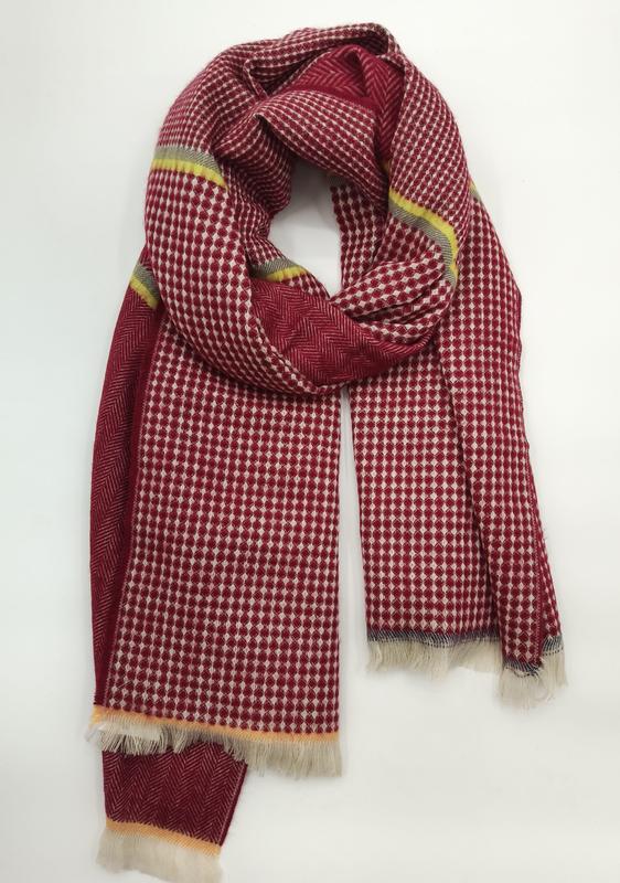 Écharpe pied-de-poule rouge et blanc cassé avec bande jaune et franges