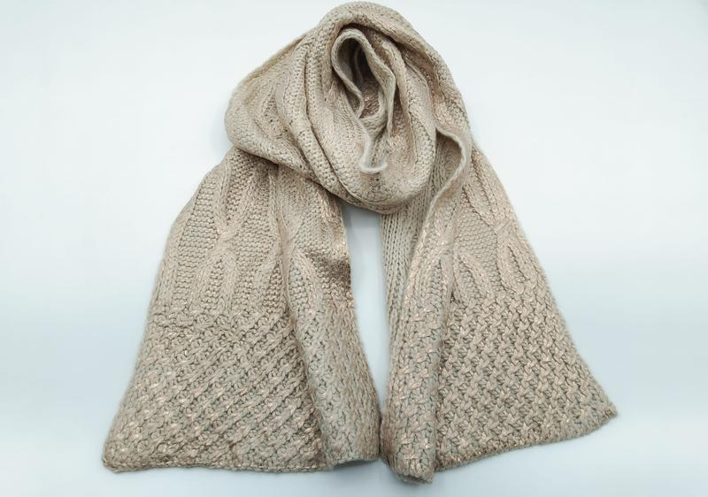 Écharpe chunky torsadée beige avec fil lurex doré brillant