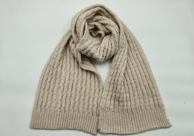 Écharpe chunky beige oatmeal en point de câble aran avec bordures côtelées